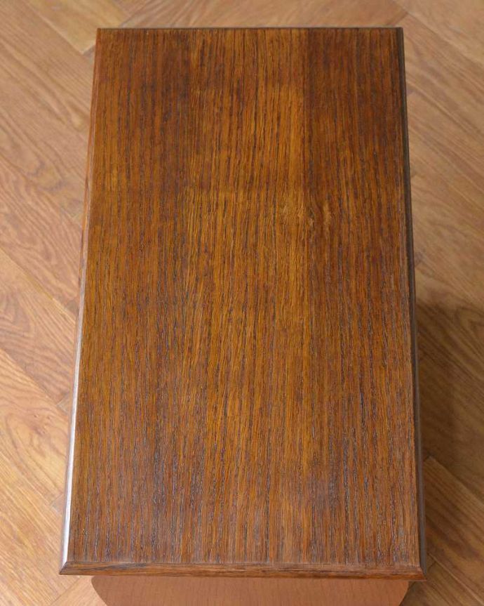 マガジンラック　アンティーク家具　サイドテーブルにもなる引き出し付きのアンティークのマガジンラック 。ココも使えてさらに便利読みかけの本やお茶が置ける天板付き。(j-2259-f)