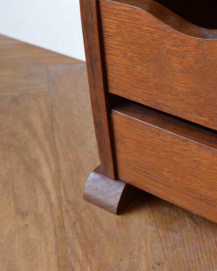 マガジンラック　アンティーク家具　サイドテーブルにもなる引き出し付きのアンティークのマガジンラック 。持ち上げなくても移動ラクラクHandleのアンティーク家具の足の裏にはフェルトキーパーをお付けしています。(j-2259-f)