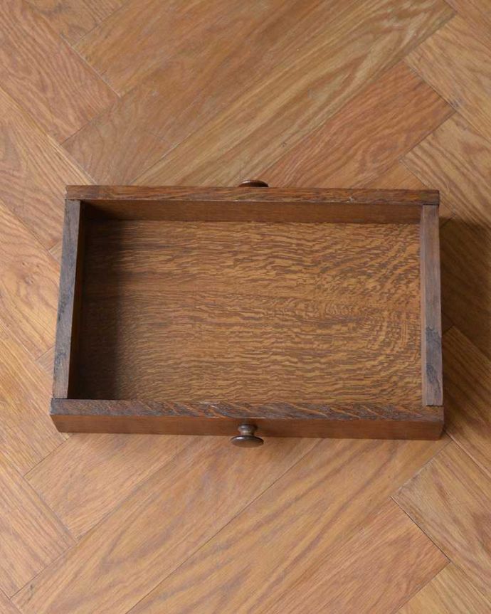 マガジンラック　アンティーク家具　サイドテーブルにもなる引き出し付きのアンティークのマガジンラック 。コレは便利！引き出し付きです細々としたものが収納出来る引き出しも付いています。(j-2259-f)