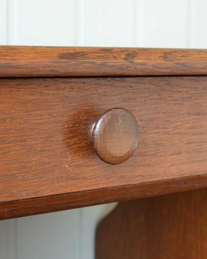 マガジンラック　アンティーク家具　サイドテーブルにもなる引き出し付きのアンティークのマガジンラック 。風合いがいい感じの取っ手。(j-2259-f)