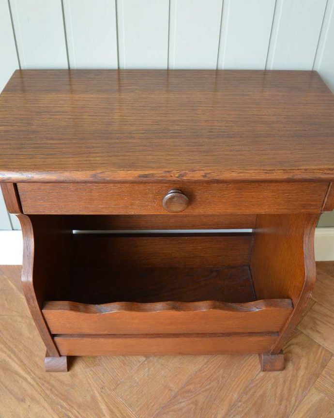 マガジンラック　アンティーク家具　サイドテーブルにもなる引き出し付きのアンティークのマガジンラック 。雑誌を入れる部分もキレイに修復しましたアンティークは新品ではないので経年変化によるキズはありますが、専門の職人がキレイにお直ししました。(j-2259-f)