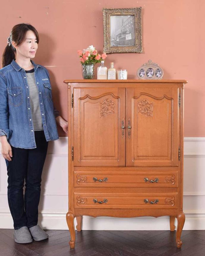 アンティークのキャビネット　アンティーク家具　フランスから届いた優雅なアンティーク家具、美しい彫がたっぷりのキャビネット。美しく優雅な雰囲気が漂うフランスらしいキャビネット誰が見ても女性らしいフォルムと美しい彫が自慢のキャビネット。(j-2260-f)