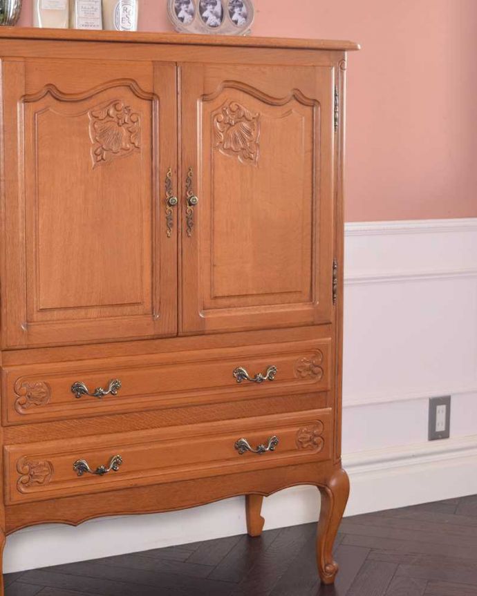 アンティークのキャビネット　アンティーク家具　フランスから届いた優雅なアンティーク家具、美しい彫がたっぷりのキャビネット。扉にはフランスらしく美しい彫真っ先に目に飛び込んでくる扉に施された彫はずっと眺めていたいくらいの美しさ。(j-2260-f)