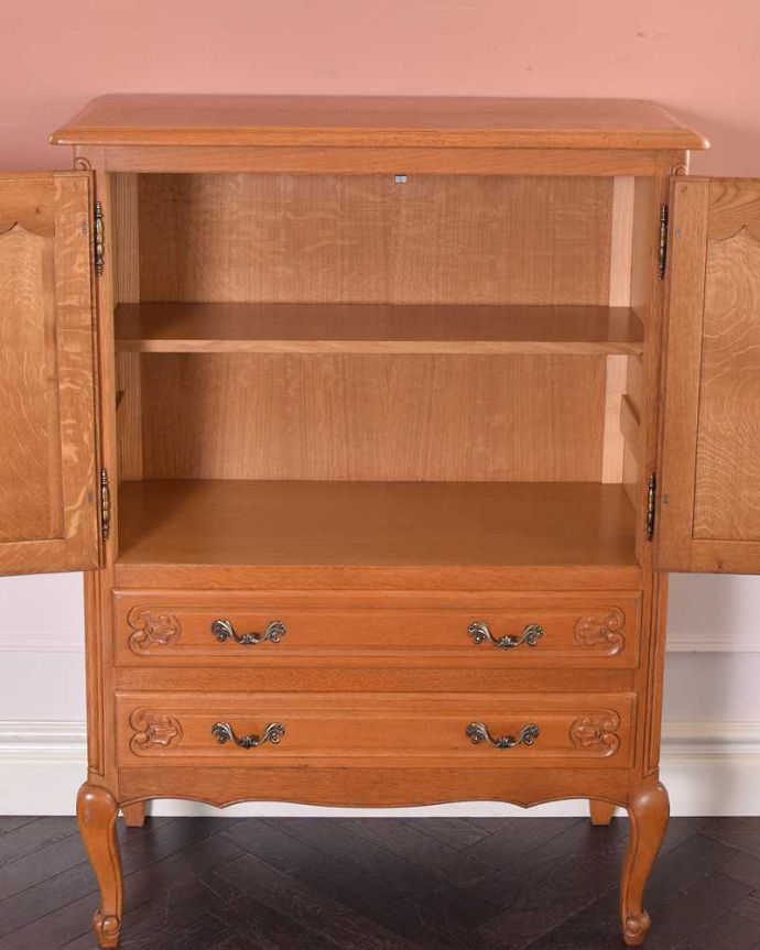 アンティークのキャビネット　アンティーク家具　フランスから届いた優雅なアンティーク家具、美しい彫がたっぷりのキャビネット。扉を開けて中を見ると･･･もちろん見た目だけではありません。(j-2260-f)