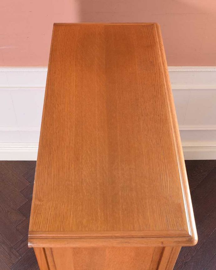 アンティークのキャビネット　アンティーク家具　フランスから届いた優雅なアンティーク家具、美しい彫がたっぷりのキャビネット。上から見てみると･･･もちろん、上から見てもキレイです。(j-2260-f)