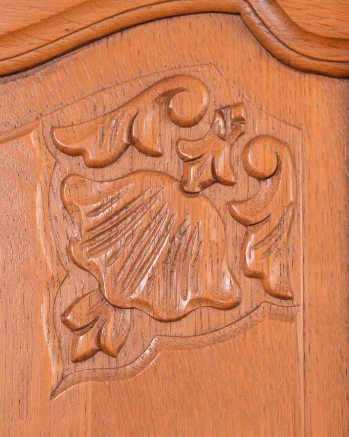 アンティークのキャビネット　アンティーク家具　フランスから届いた優雅なアンティーク家具、美しい彫がたっぷりのキャビネット。じっくり選んできました買い付けの時、納得するまで探し続けた彫のデザイン。(j-2260-f)