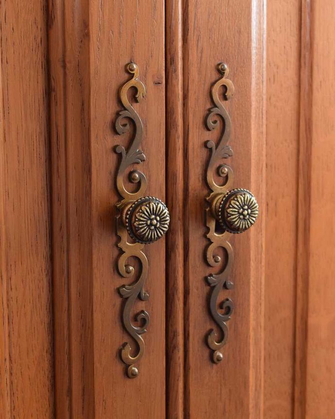 アンティークのキャビネット　アンティーク家具　フランスから届いた優雅なアンティーク家具、美しい彫がたっぷりのキャビネット。こんな場所にもフランスらしさフランスらしく凝ったデザインの繊細な装飾は取っ手にまで施されています。(j-2260-f)