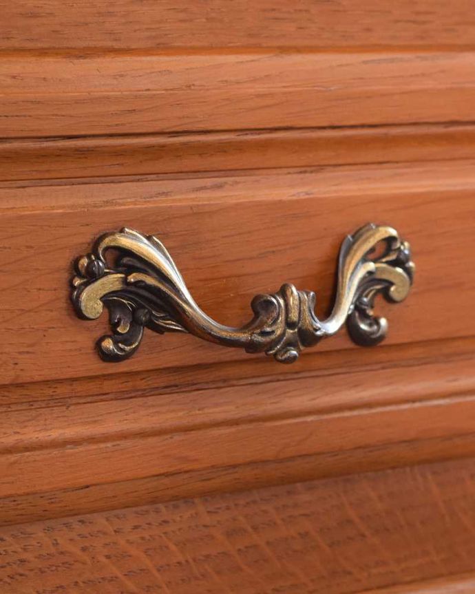 アンティークのキャビネット　アンティーク家具　フランスから届いた優雅なアンティーク家具、美しい彫がたっぷりのキャビネット。優雅な雰囲気漂う曲線の取っ手。(j-2260-f)