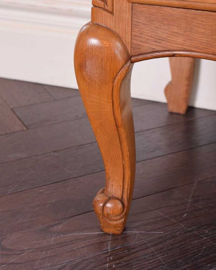 アンティークのキャビネット　アンティーク家具　フランスから届いた優雅なアンティーク家具、美しい彫がたっぷりのキャビネット。女性１人でもラクに運べちゃうヒミツHandleのアンティークは、脚の裏にフェルトキーパーをお付けしているので、床を滑らせれば女性でも移動がカンタンです！。(j-2260-f)