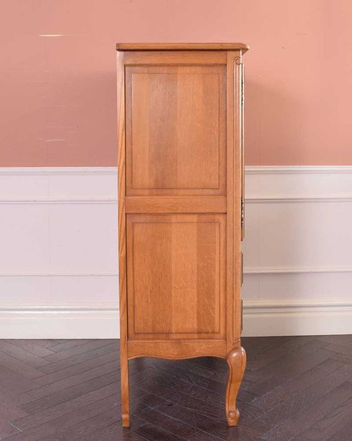 アンティークのキャビネット　アンティーク家具　フランスから届いた優雅なアンティーク家具、美しい彫がたっぷりのキャビネット。横顔だって･･･どこから見られても美しいことを意識して、正面だけじゃなく横から見ても美しいんです。(j-2260-f)