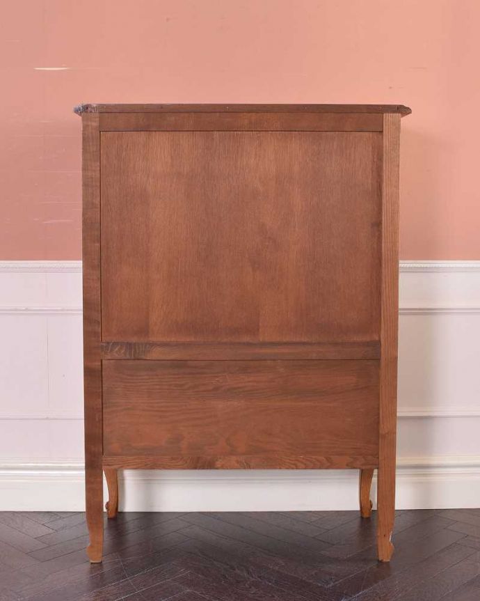 アンティークのキャビネット　アンティーク家具　フランスから届いた優雅なアンティーク家具、美しい彫がたっぷりのキャビネット。実は後ろ姿も見て欲しい･･･アンティークは新品ではないので、もちろん経年変化によるキズはありますが、専門の職人がお直しをしているので後ろ姿にまで自信アリです。(j-2260-f)