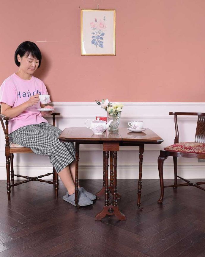 アンティークのテーブル アンティーク家具 お花の象嵌が美しい英国のアンティークのサザーランドテーブル(伸張式)。使い方に合わせて3通りで使えるアンティークの定番アンティーク家具の定番テーブルと言えばゲートレッグテーブル。(j-2261-f)