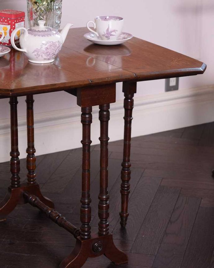 アンティークのテーブル アンティーク家具 お花の象嵌が美しい英国のアンティークのサザーランドテーブル(伸張式)。自慢はやっぱりゲート(門)のような脚まるでゲート(門)が開くような脚の形から名前が付けられたゲートレッグテーブル。(j-2261-f)