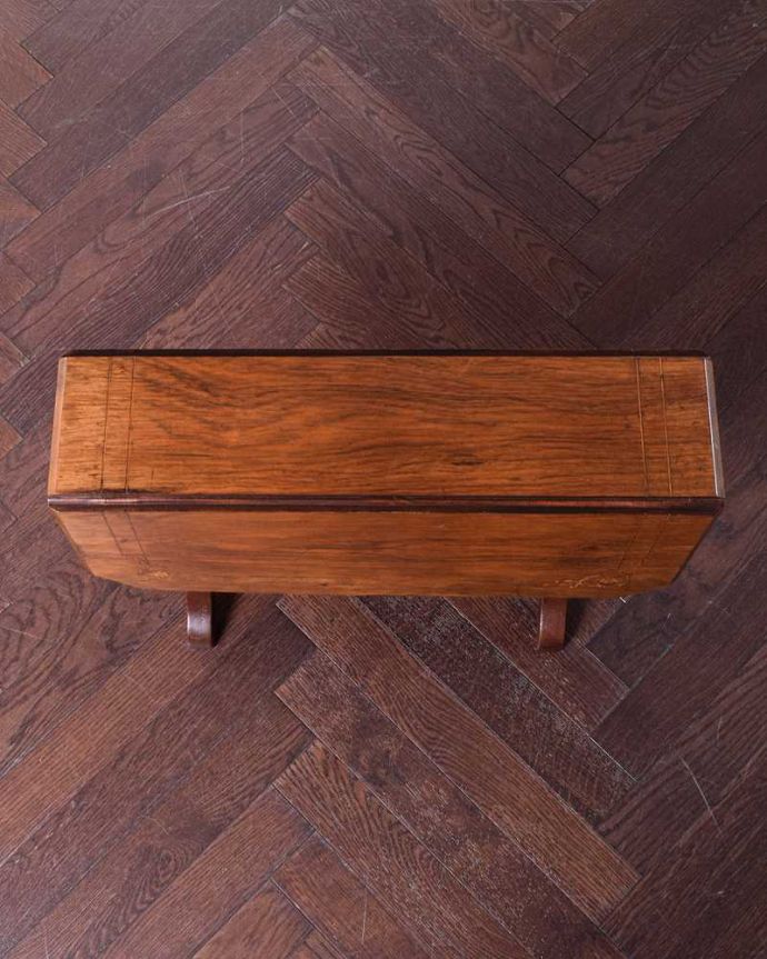 アンティークのテーブル アンティーク家具 お花の象嵌が美しい英国のアンティークのサザーランドテーブル(伸張式)。畳むとこんなにスリムなサイズリーフを閉じた状態のテーブルを上から見るとこんな感じ。(j-2261-f)