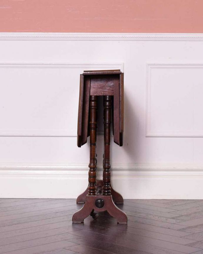 アンティークのテーブル アンティーク家具 お花の象嵌が美しい英国のアンティークのサザーランドテーブル(伸張式)。意外にコンパクト昔、使わないとき壁にピタッと付けて収納出来るように作られたテーブル。(j-2261-f)