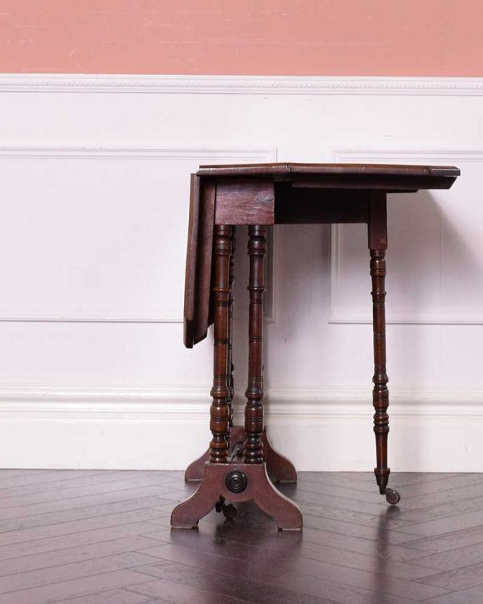 アンティークのテーブル アンティーク家具 お花の象嵌が美しい英国のアンティークのサザーランドテーブル(伸張式)。片方開くと・・・・片方のリーフを開くとこんな感じ。(j-2261-f)