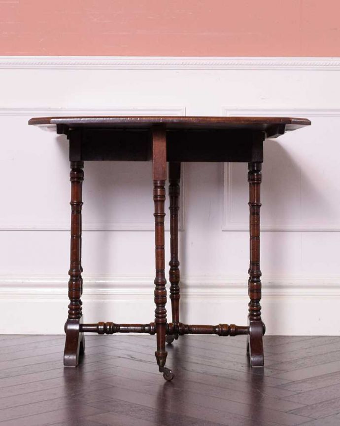 アンティークのテーブル アンティーク家具 お花の象嵌が美しい英国のアンティークのサザーランドテーブル(伸張式)。クルッと回転。(j-2261-f)