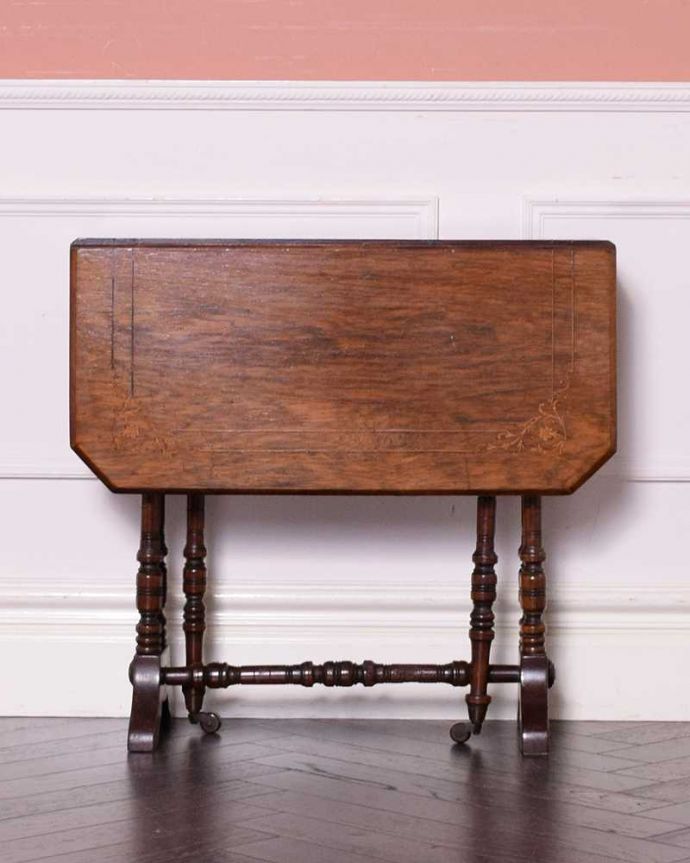 アンティークのテーブル アンティーク家具 お花の象嵌が美しい英国のアンティークのサザーランドテーブル(伸張式)。クルッと回転。(j-2261-f)