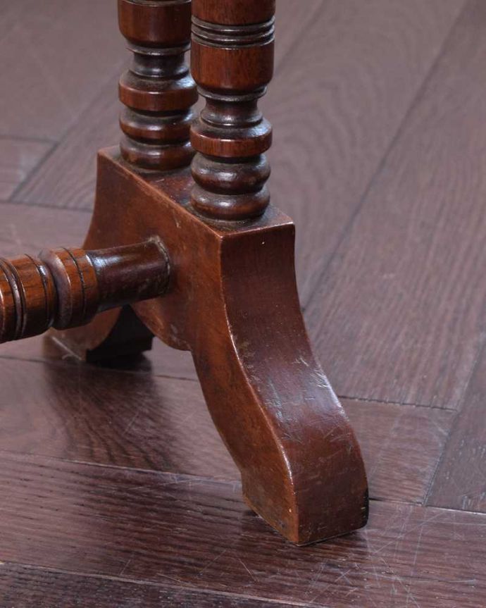 アンティークのテーブル アンティーク家具 お花の象嵌が美しい英国のアンティークのサザーランドテーブル(伸張式)。持ち上げなくても移動できます!Handleのアンティークは、脚の裏にフェルトキーパーをお付けしていますので、持ち上げなくても床を滑らせて移動させることが出来ます。(j-2261-f)