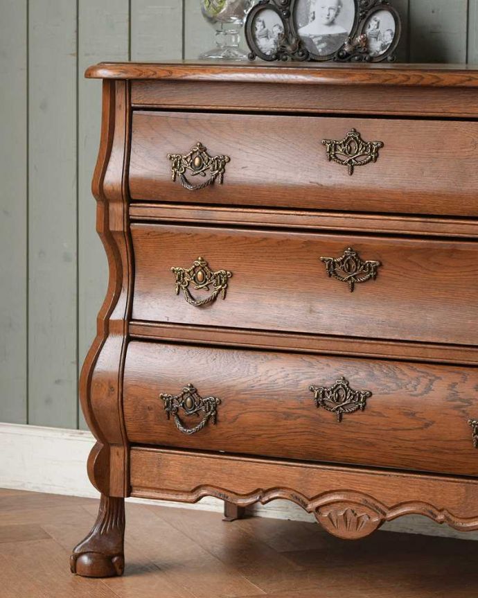 アンティークのチェスト　アンティーク家具　使いやすいコンパクトな３段アンティークチェスト、フランスから届いた小さなアンティーク(コモード)。「見せる収納」だから、置く場所を選びません！チェストと言ってもデザインがステキだから、収納だけじゃなくて見ても楽しめる具なんです。(j-2262-f)