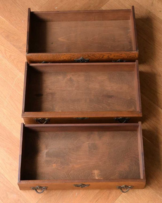 アンティークのチェスト　アンティーク家具　使いやすいコンパクトな３段アンティークチェスト、フランスから届いた小さなアンティーク(コモード)。キレイに修復したので、何を入れてもOKです。(j-2262-f)