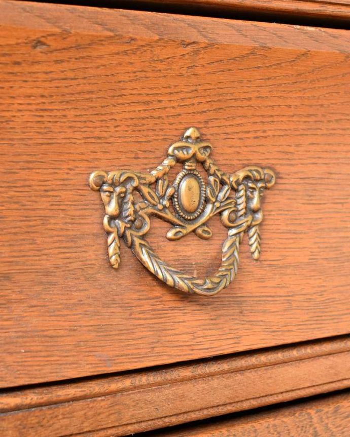 アンティークのチェスト　アンティーク家具　使いやすいコンパクトな３段アンティークチェスト、フランスから届いた小さなアンティーク(コモード)。開ける度にワクワクする取っ手フランスらしい優雅なデザインは取っ手にも。(j-2262-f)