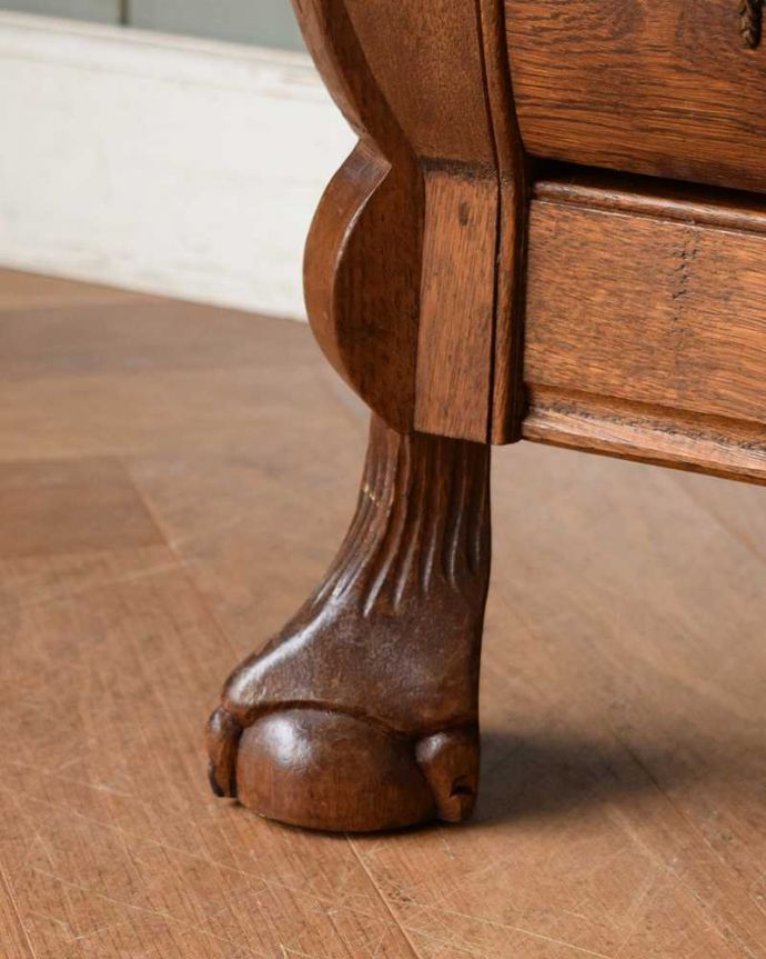 アンティークのチェスト　アンティーク家具　使いやすいコンパクトな３段アンティークチェスト、フランスから届いた小さなアンティーク(コモード)。女性1人でラクラク運べちゃう仕掛けHandleのアンティークは、脚の裏にフェルトキーパーをお付けしています。(j-2262-f)