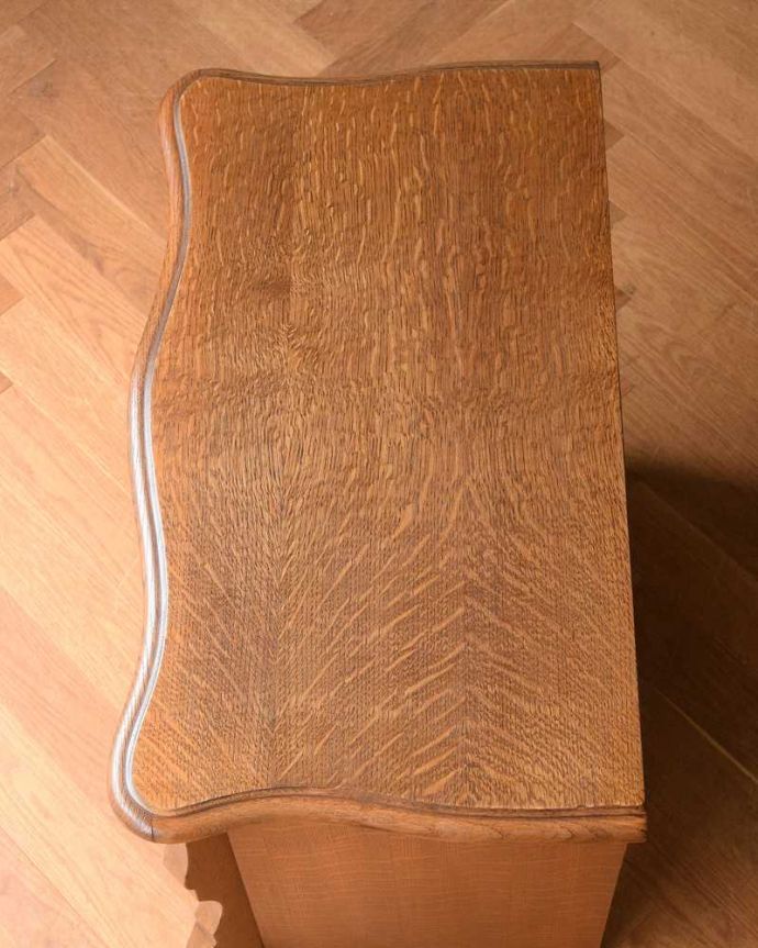 アンティークのチェスト　アンティーク家具　使いやすいコンパクトな３段アンティークチェスト、フランスから届いた小さなアンティーク(コモード)。何を置こうかな･･･？上から見ると、天板はこんな感じで塗装もキレイに仕上げました。(j-2262-f)