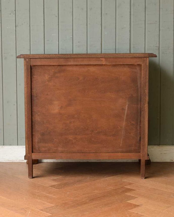 アンティークのチェスト　アンティーク家具　使いやすいコンパクトな３段アンティークチェスト、フランスから届いた小さなアンティーク(コモード)。修復したので後姿もキレイですアンティークは新品ではないので、もちろん経年変化によるキズはありますが、専門の職人がキレイに修復したので、後ろ姿もキレイです。(j-2262-f)