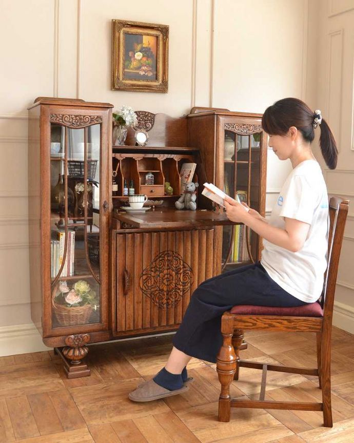 ビューロー　アンティーク家具　イギリスで見つけた便利なアンティーク家具、本棚とデスクが一つになったサイドバイサイド 。あっという間に自分だけのデスクスペース扉を前に倒すと小さなビューローが。(j-2263-f)