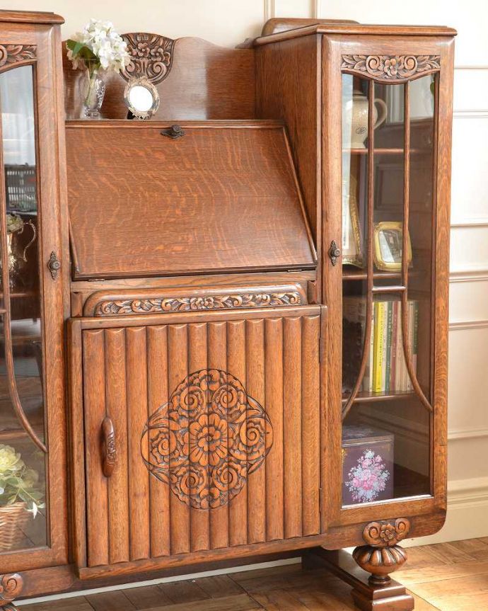 ビューロー　アンティーク家具　イギリスで見つけた便利なアンティーク家具、本棚とデスクが一つになったサイドバイサイド 。アンティークらしいガラス扉の美しさ見た目はガラス扉のキャビネット。(j-2263-f)