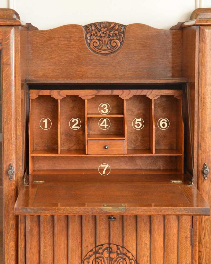 ビューロー　アンティーク家具　イギリスで見つけた便利なアンティーク家具、本棚とデスクが一つになったサイドバイサイド 。デスク部分にはお片付け上手のヒミツ細々としたものがキレイに収納できるように細かく仕切られているので、いろんなものをスッキリ片付けられます。(j-2263-f)