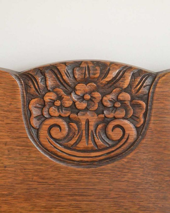 ビューロー　アンティーク家具　イギリスで見つけた便利なアンティーク家具、本棚とデスクが一つになったサイドバイサイド 。惚れ惚れしちゃう美しさこんなに堅い無垢材に一体どうやって彫ったんだろう？と不思議になるくらい細かい彫にうっとりです。(j-2263-f)