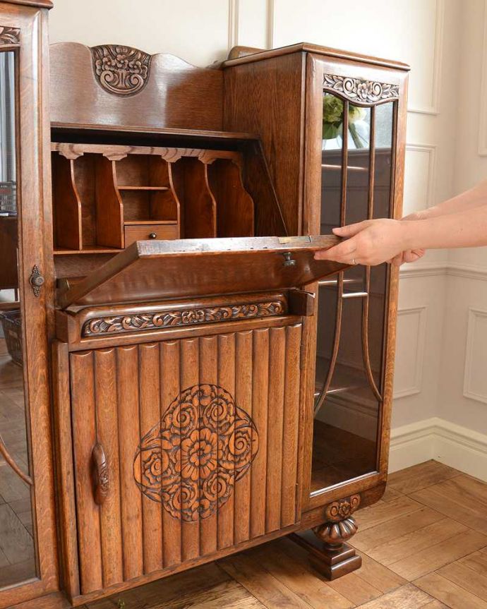 ビューロー　アンティーク家具　イギリスで見つけた便利なアンティーク家具、本棚とデスクが一つになったサイドバイサイド 。あっという間にデスクに変身フラップ扉を前に倒すだけで、あっという間にデスクが登場！どんな場所でも使えるデスクです。(j-2263-f)