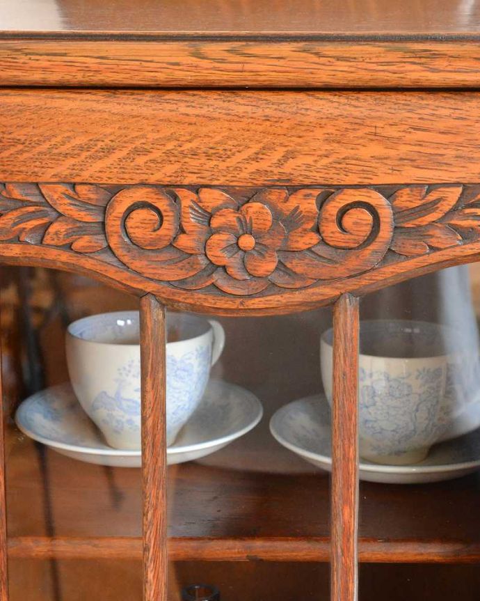 ビューロー　アンティーク家具　イギリスで見つけた便利なアンティーク家具、本棚とデスクが一つになったサイドバイサイド 。いろんな場所にこだわり彫のデザインもいろいろです。(j-2263-f)