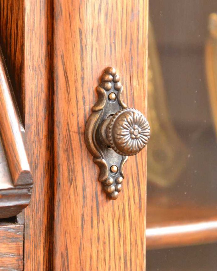 ビューロー　アンティーク家具　イギリスで見つけた便利なアンティーク家具、本棚とデスクが一つになったサイドバイサイド 。アンティークらしいデザイン取っ手のデザインも美しいです。(j-2263-f)