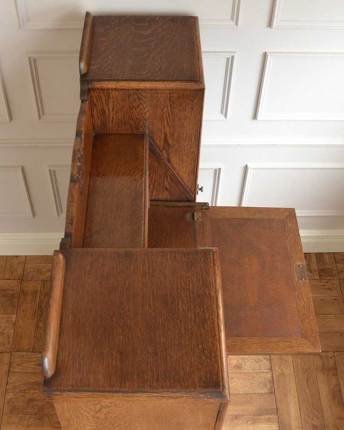 ビューロー　アンティーク家具　イギリスで見つけた便利なアンティーク家具、本棚とデスクが一つになったサイドバイサイド 。上から見てみましょう天板の上から見てみるとこんな感じで奥行きが浅い家具なんです。(j-2263-f)