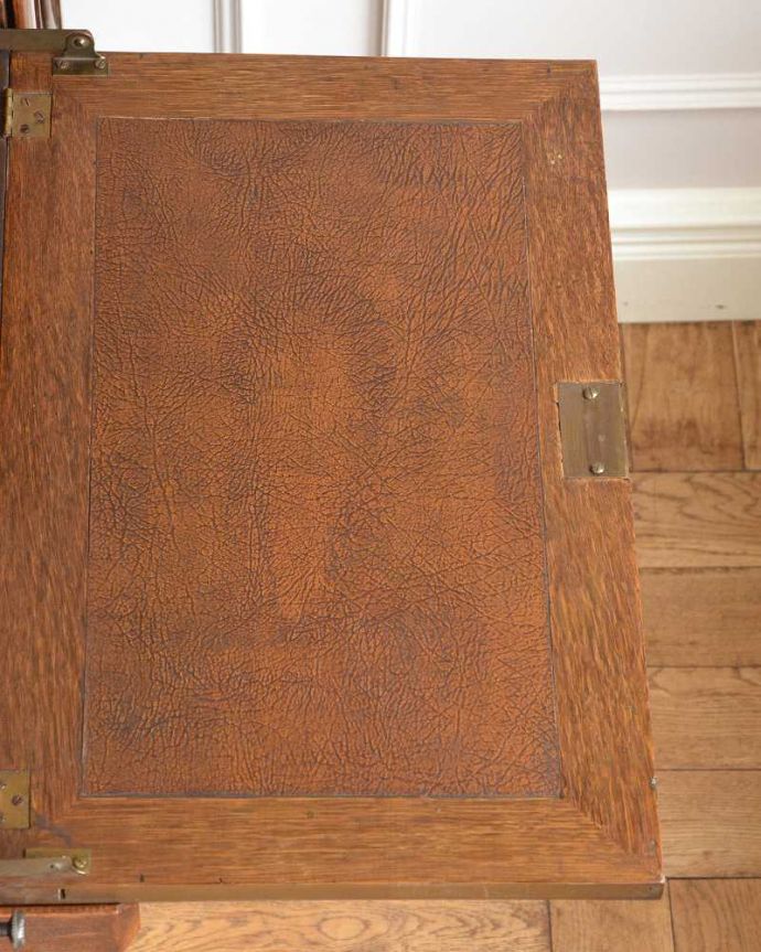 ビューロー　アンティーク家具　イギリスで見つけた便利なアンティーク家具、本棚とデスクが一つになったサイドバイサイド 。やっぱり気になるデスク部分デスク部分の天板を近づいて見てみるとこんな感じです。(j-2263-f)