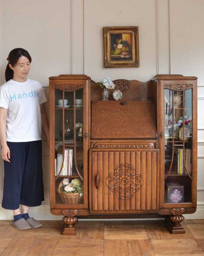 ビューロー　アンティーク家具　イギリスで見つけた便利なアンティーク家具、本棚とデスクが一つになったサイドバイサイド 。1つで3役こなしちゃう便利な家具パッと見た目はガラスキャビネットなのに、デスク機能も備えたサイドバイサイド。(j-2263-f)