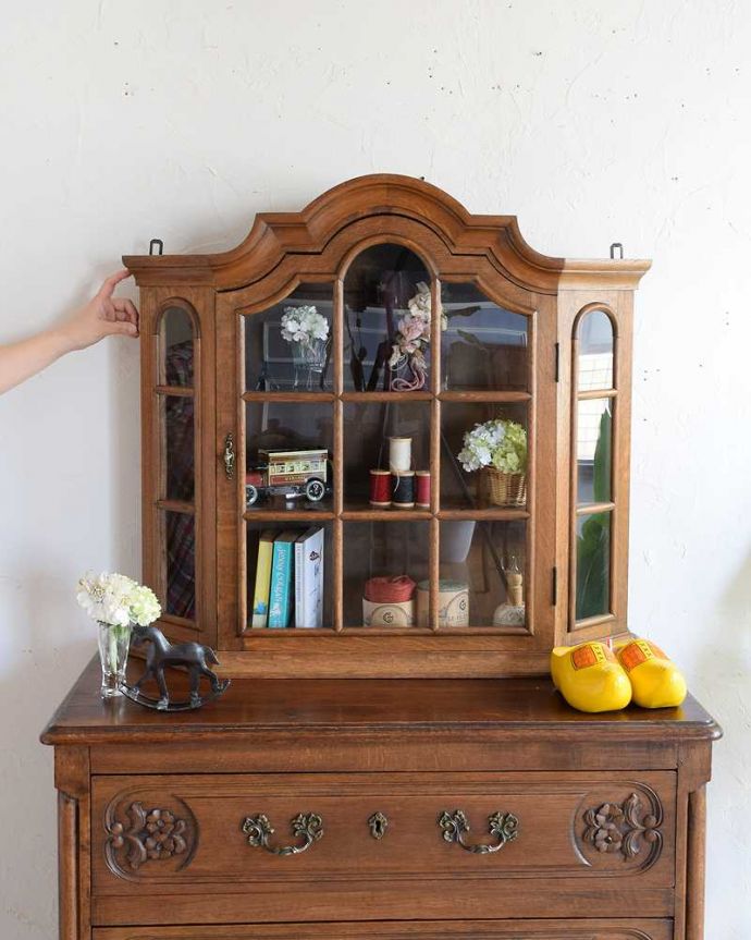 ウォールキャビネット　アンティーク家具　壁付けの小さなアンティーク家具、フランスの鍵付きウォールキャビネット。パリのアパルトマン気分で使える小さなフランスの家具やっぱり一番の魅力はフランスらしいデザイン。(j-2264-f)