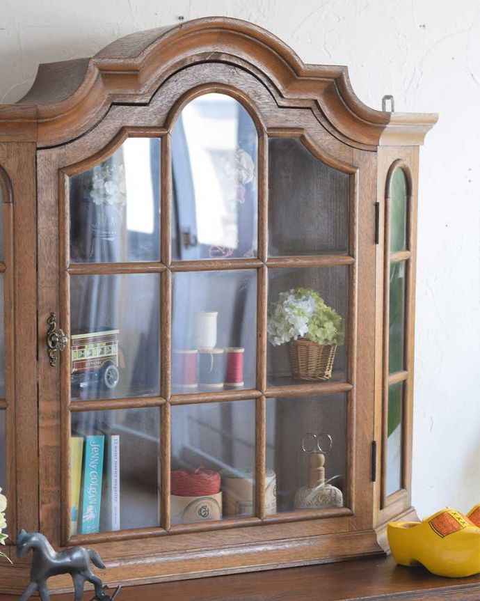 ウォールキャビネット　アンティーク家具　壁付けの小さなアンティーク家具、フランスの鍵付きウォールキャビネット。小さくてもフランスらしさたっぷり壁につけることもできるので実用的に使えちゃう！フランスらしく壁からお部屋の中をオシャレに彩ってくれます。(j-2264-f)