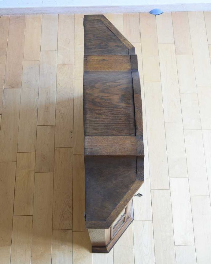 ウォールキャビネット　アンティーク家具　壁付けの小さなアンティーク家具、フランスの鍵付きウォールキャビネット。上から見ると･･･キャビネットの形はこんな感じです。(j-2264-f)