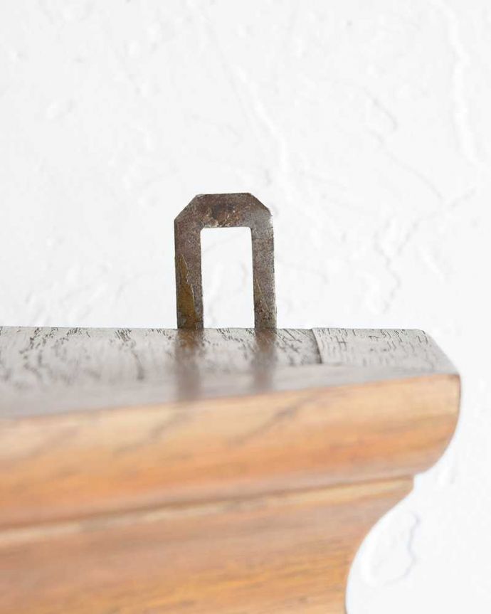 ウォールキャビネット　アンティーク家具　壁付けの小さなアンティーク家具、フランスの鍵付きウォールキャビネット。壁に取り付けできます背中部分にフックを付けて壁にカンタンに取り付け出来るようにしました。(j-2264-f)