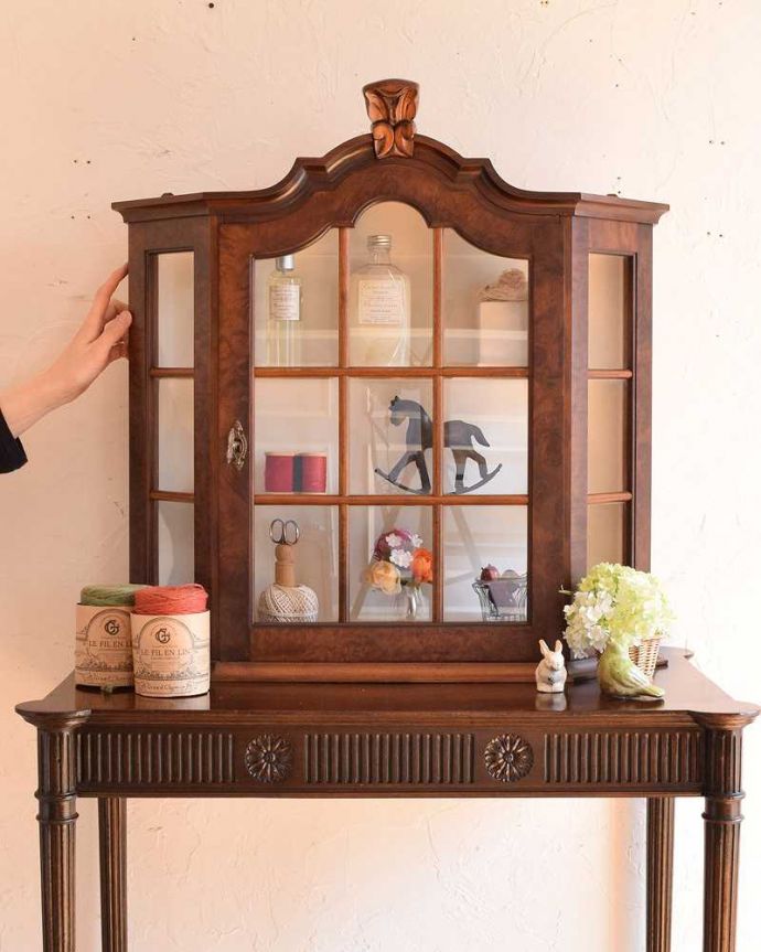 ウォールキャビネット　アンティーク家具　壁付けの小さなアンティーク家具、フランスのウォールキャビネット（ウォールナット材） 。パリのアパルトマン気分で使える小さなフランスの家具やっぱり一番の魅力はフランスらしいデザイン。(j-2265-f)