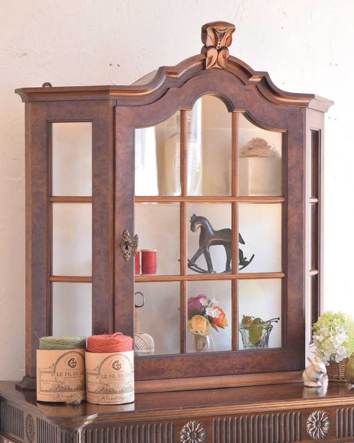 ウォールキャビネット　アンティーク家具　壁付けの小さなアンティーク家具、フランスのウォールキャビネット（ウォールナット材） 。小さくてもフランスらしさたっぷり壁につけることもできるので実用的に使えちゃう！フランスらしく壁からお部屋の中をオシャレに彩ってくれます。(j-2265-f)