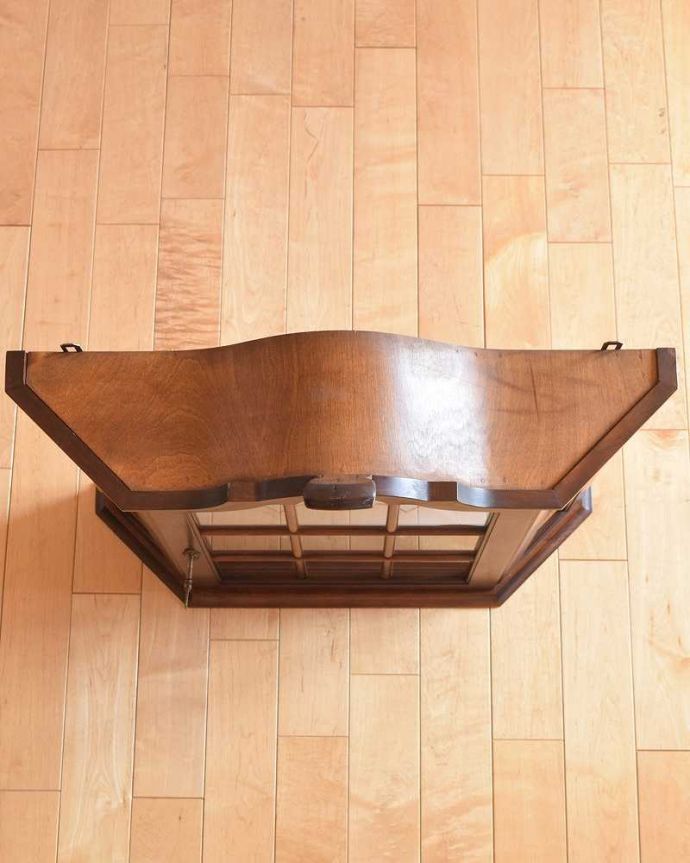 ウォールキャビネット　アンティーク家具　壁付けの小さなアンティーク家具、フランスのウォールキャビネット（ウォールナット材） 。上から見ると･･･キャビネットの形はこんな感じです。(j-2265-f)