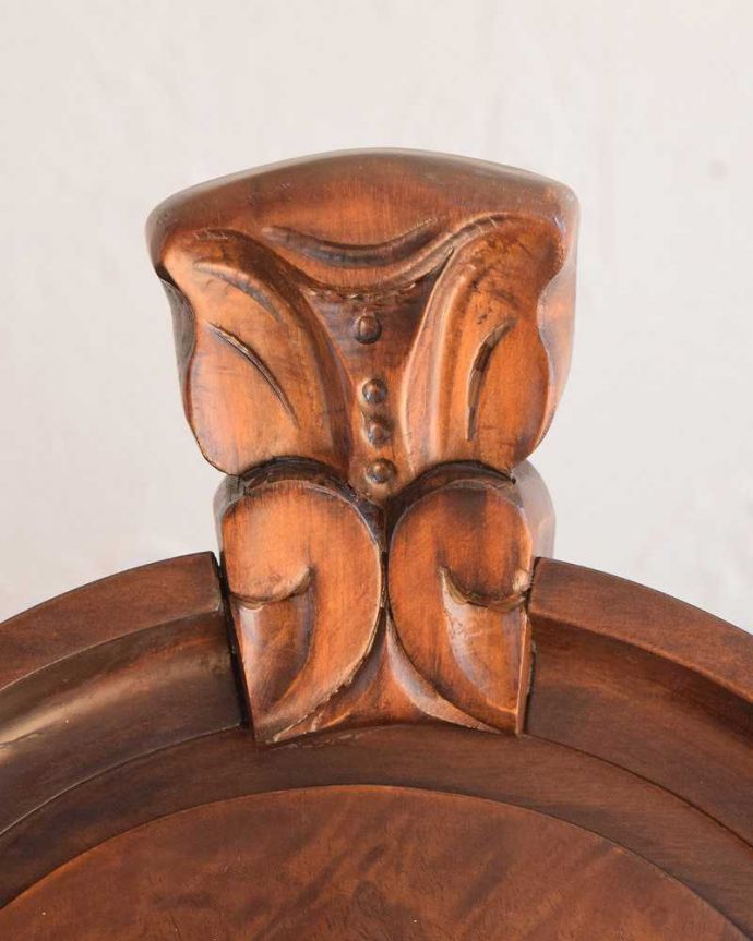 ウォールキャビネット　アンティーク家具　壁付けの小さなアンティーク家具、フランスのウォールキャビネット（ウォールナット材） 。フランスらしい彫りフランスらしさの象徴とも言える、優雅な彫りの装飾。(j-2265-f)