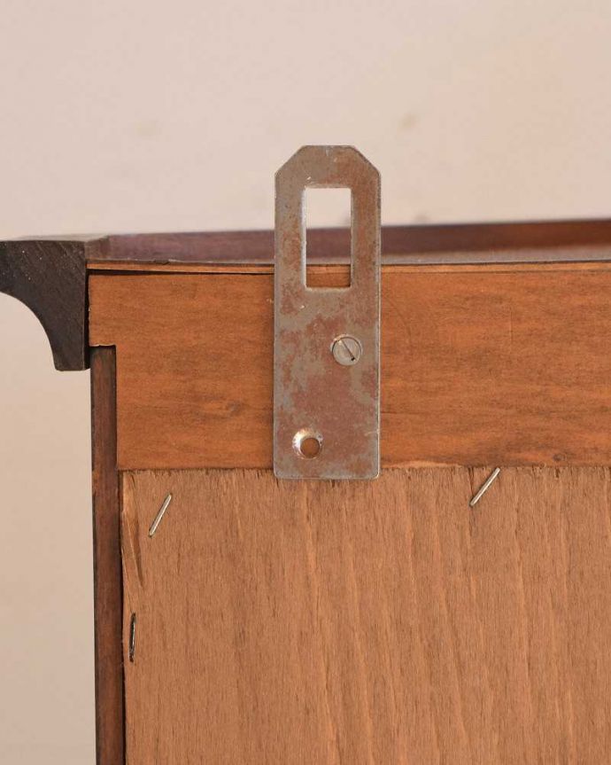 ウォールキャビネット　アンティーク家具　壁付けの小さなアンティーク家具、フランスのウォールキャビネット（ウォールナット材） 。壁に取り付けできます背中部分にフックを付けて壁にカンタンに取り付け出来るようにしました。(j-2265-f)