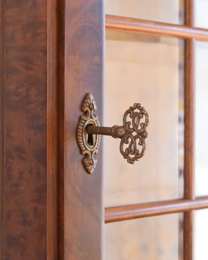 ウォールキャビネット　アンティーク家具　壁付けの小さなアンティーク家具、フランスのウォールキャビネット（ウォールナット材） 。取っ手にもフランスらしさ 芸術的に美しいの取っ手。(j-2265-f)