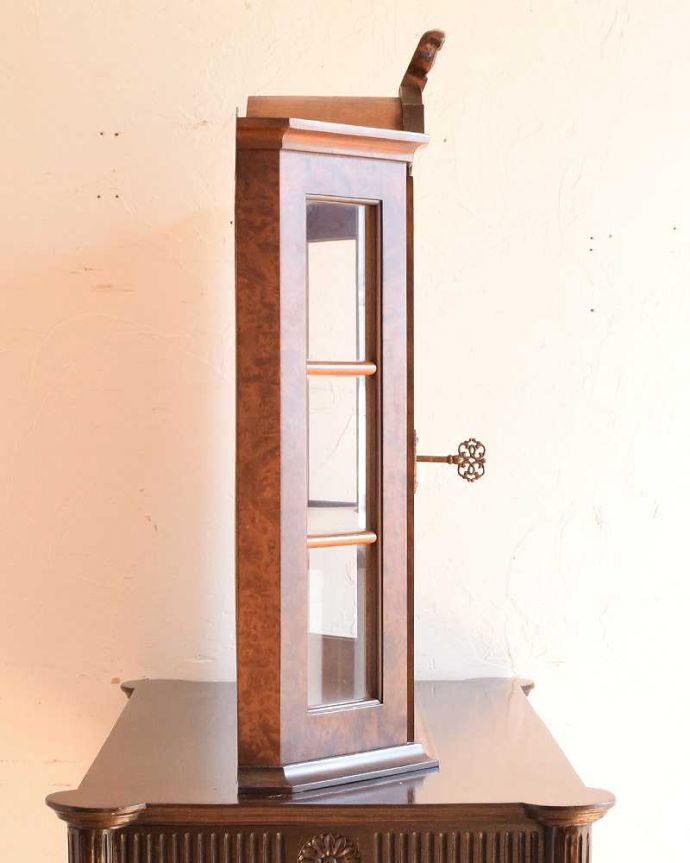 ウォールキャビネット　アンティーク家具　壁付けの小さなアンティーク家具、フランスのウォールキャビネット（ウォールナット材） 。横顔だっても美しい正面だけじゃなく横もキレイに修復してあります。(j-2265-f)